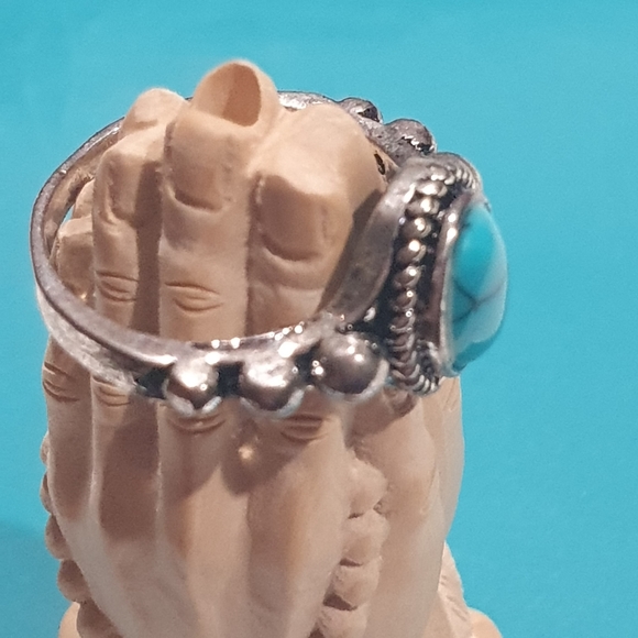 Silver Oval Turquoise Cabachon Ring - Picture 2 of 6